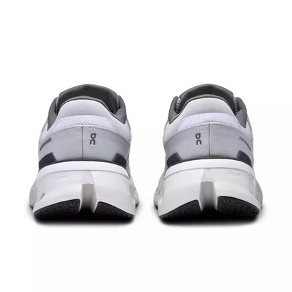 Tênis esportivo On Running Cloudrunner 2 cinza e branco vistos de trás, solado robusto