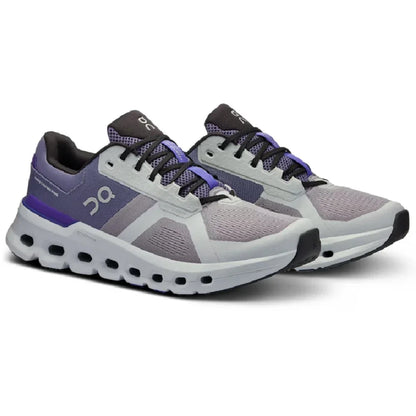 Tênis esportivo cinza e roxo com sola robusta e detalhes respiráveis, perfil lateral.