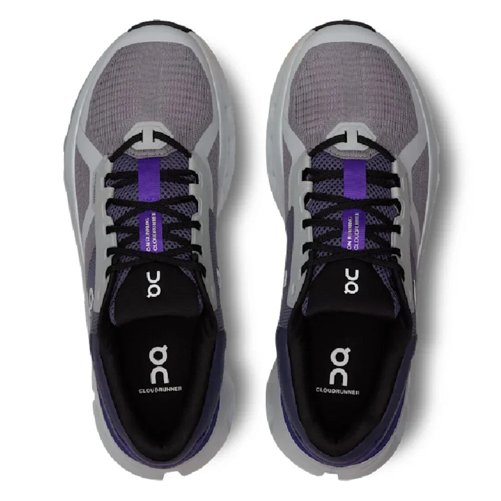 Tênis esportivo On Running Cloudrunner 2 cinza e roxo, visto de cima, com cadarço preto.