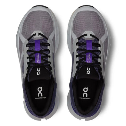 Tênis esportivo On Running Cloudrunner 2 cinza e roxo, visto de cima, com cadarço preto.