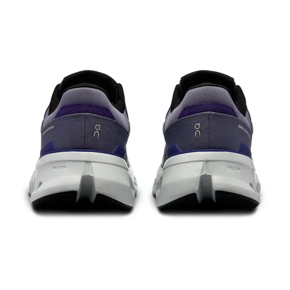 Tênis esportivo cinza e roxo visto de trás, sola branca, detalhes modernos