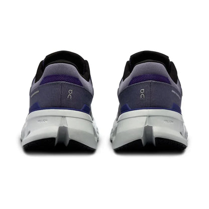 Tênis esportivo cinza e roxo visto de trás, sola branca, detalhes modernos