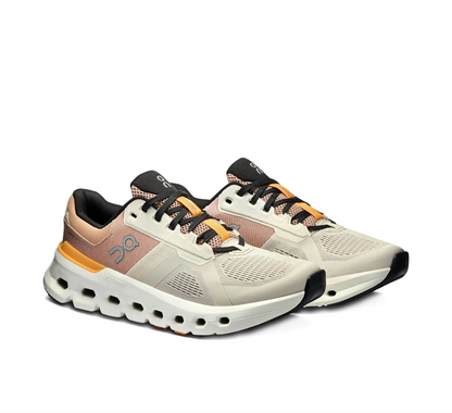 Tênis esportivo creme, marrom e laranja com solado robusto e cabedal em mesh, masculino.