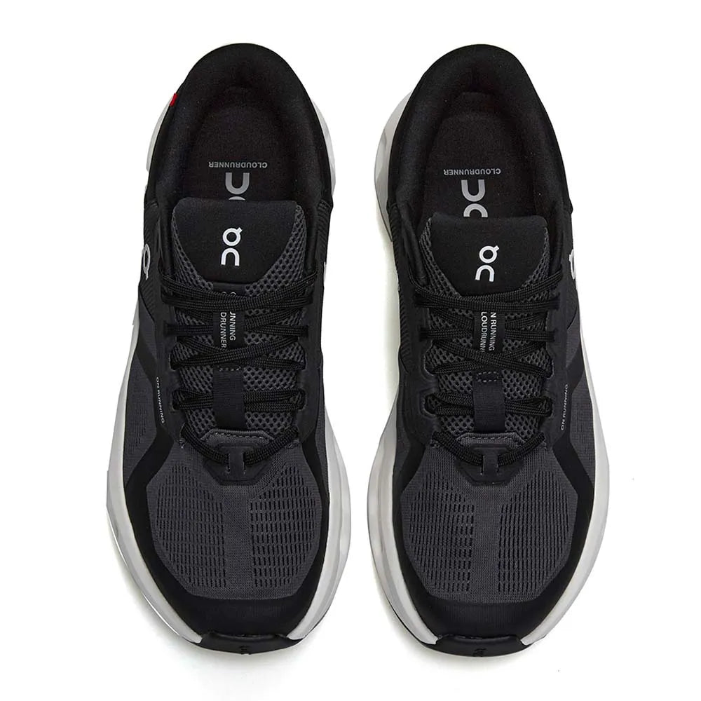 Visão superior do tênis On Running Cloudrunner 2 preto e branco destacando o formato do cabedal e cadarços