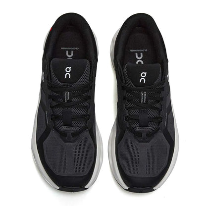 Visão superior do tênis On Running Cloudrunner 2 preto e branco destacando o formato do cabedal e cadarços