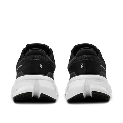 Vista traseira do tênis On Running Cloudrunner 2 preto e branco mostrando o contraforte e acabamento esportivo