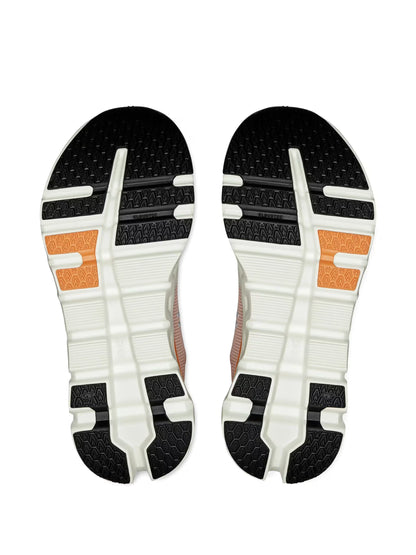 Solado de tênis On Running Cloudrunner 2 com detalhes em preto, branco e laranja, esculpido para tração.