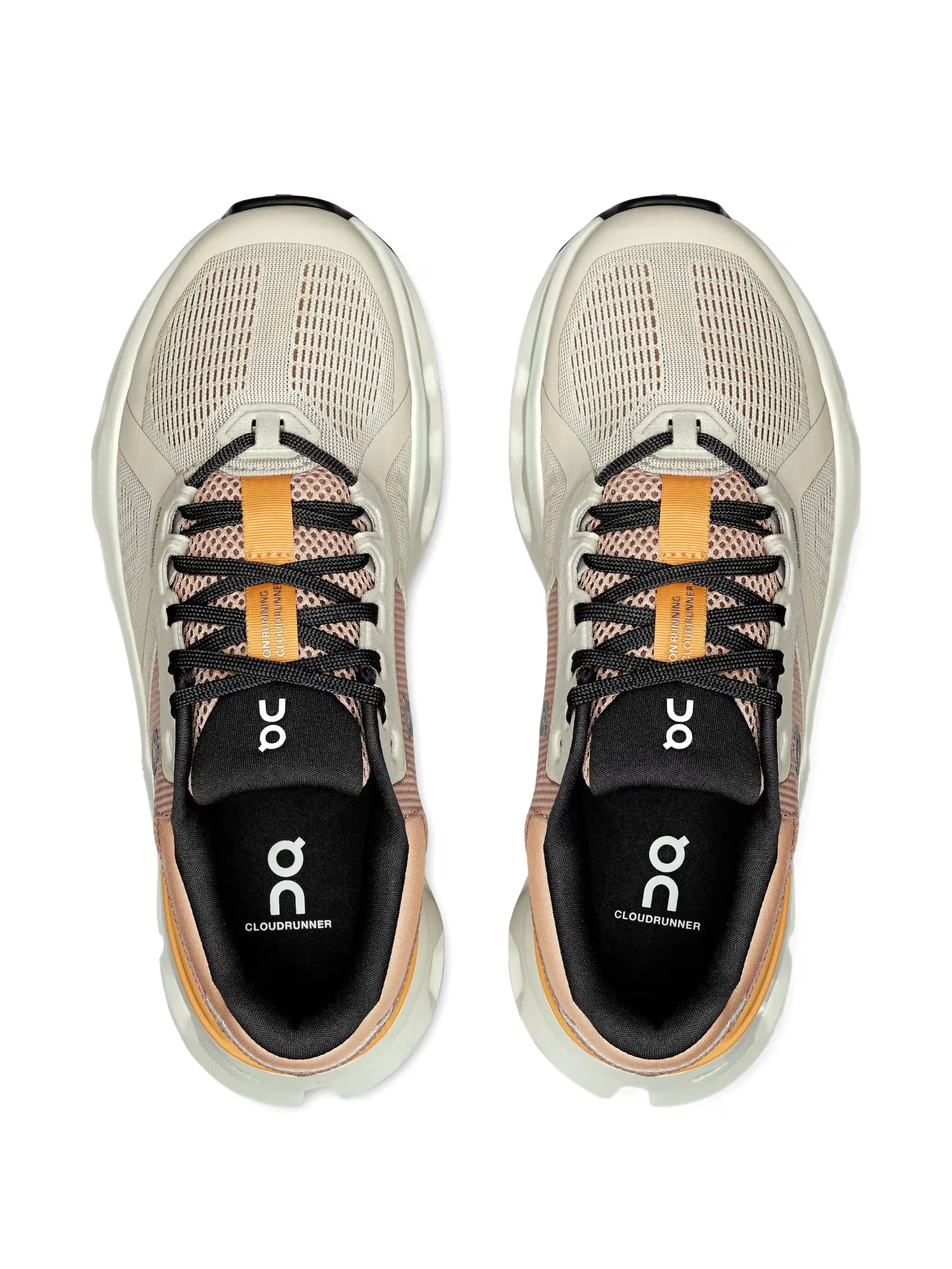 Tênis esportivo bege com detalhes laranja e preta, visto de cima, modelo Cloudrunner 2.