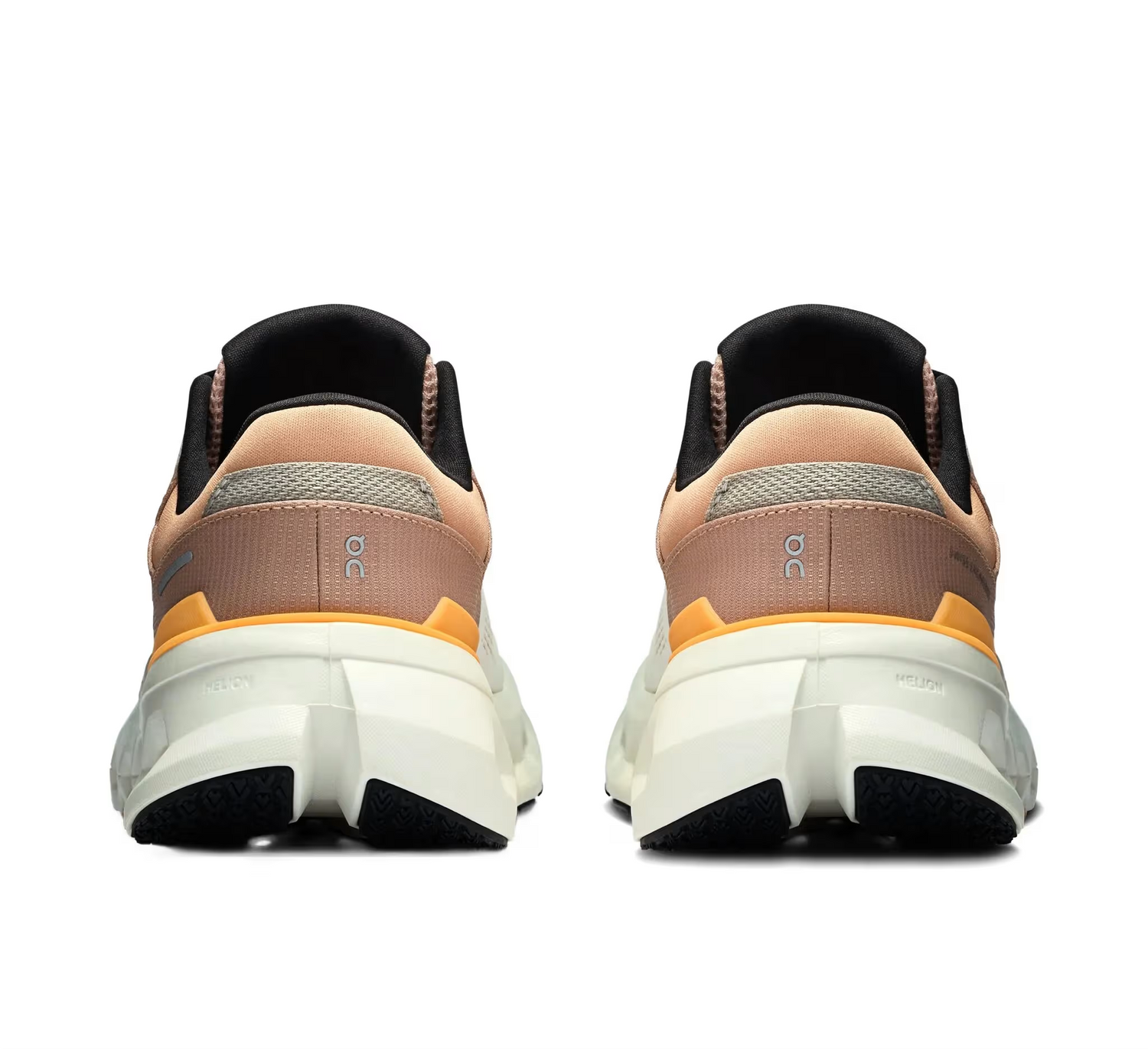 Tênis esportivo bege com detalhes laranja e branco, solado alto, visto de trás, modelo masculino