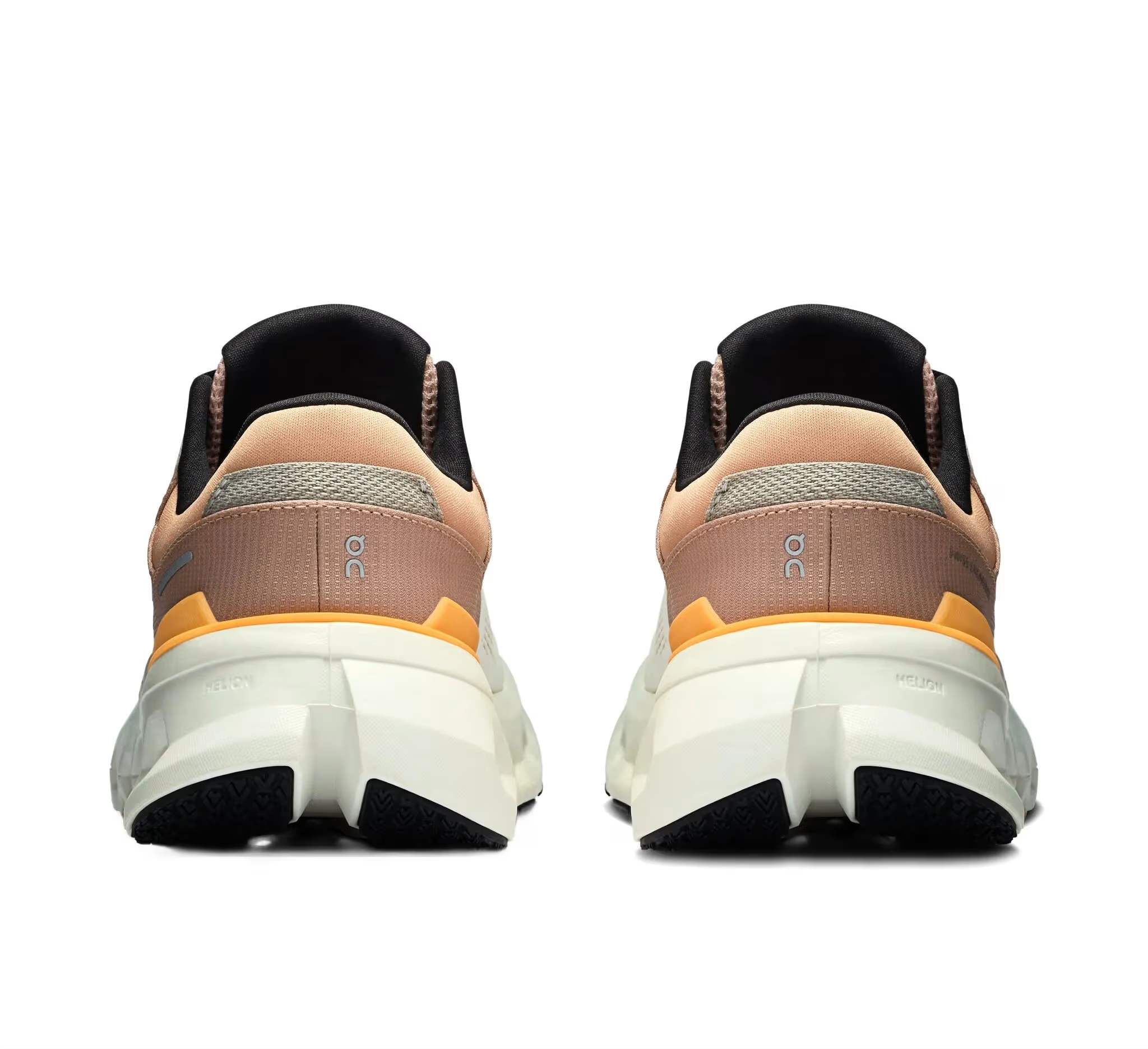 Tênis esportivo bege com detalhes laranja e branco, solado alto, visto de trás, modelo masculino