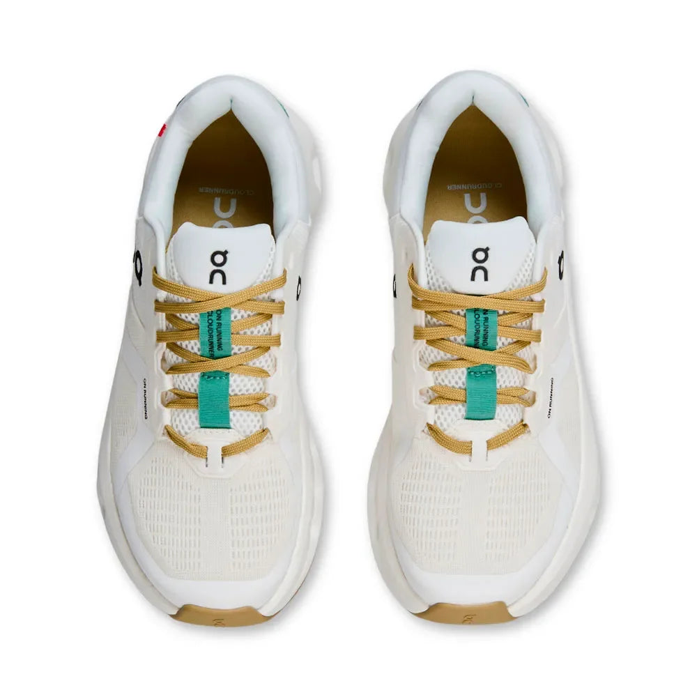 Tênis esportivo branco com detalhes verde e bege, visto de cima, design moderno e respirável.
