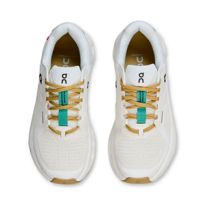 Tênis esportivo branco com detalhes verde e bege, visto de cima, design moderno e respirável.