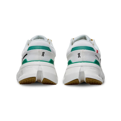 Tênis esportivo branco e verde visto de trás, sola robusta e detalhes em verde