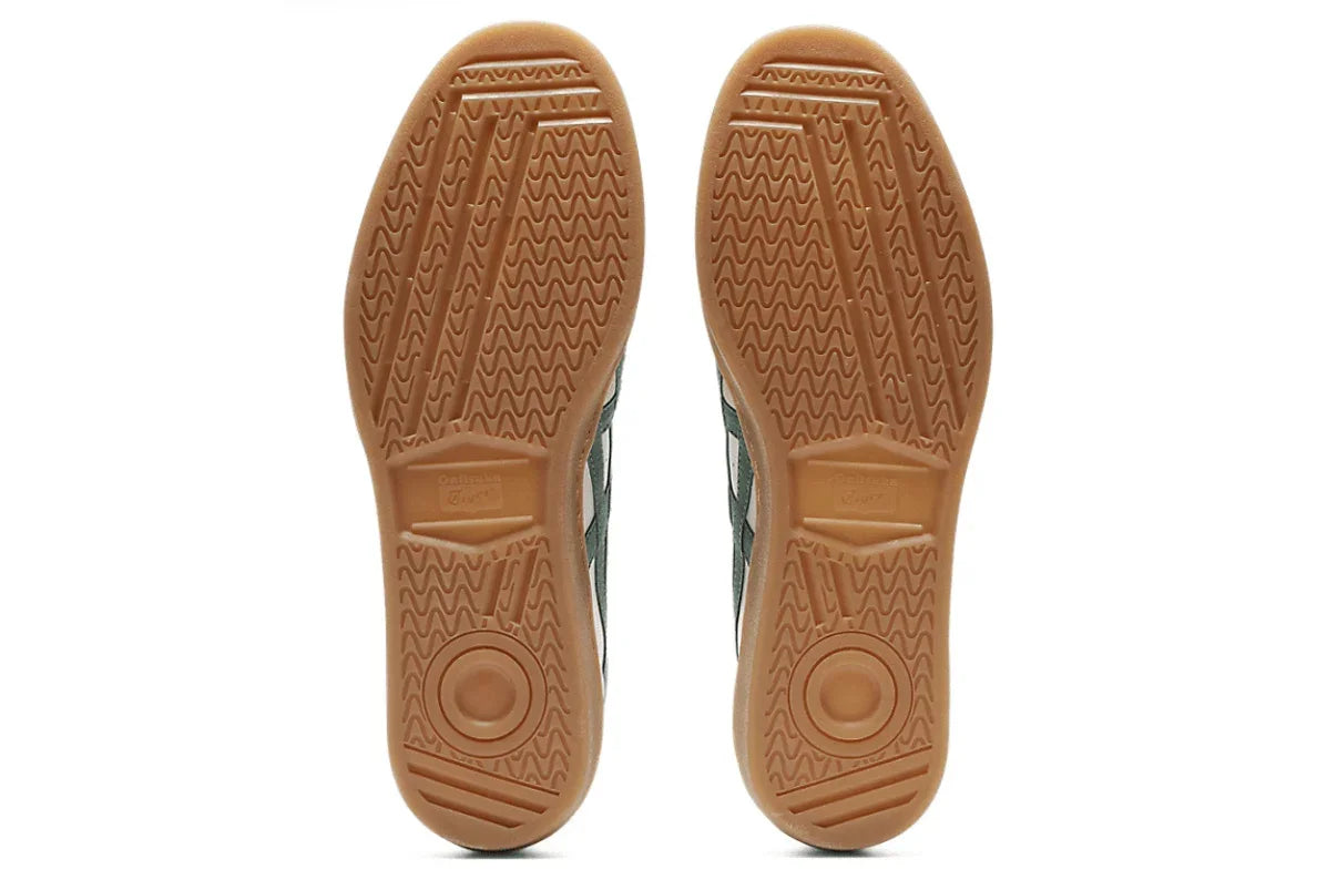 Solado de tênis casual masculino cor caramelo com textura antiderrapante visto de baixo