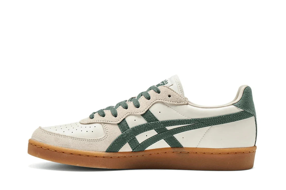 Tênis casual creme com detalhes verdes e sola de borracha, design moderno e elegante