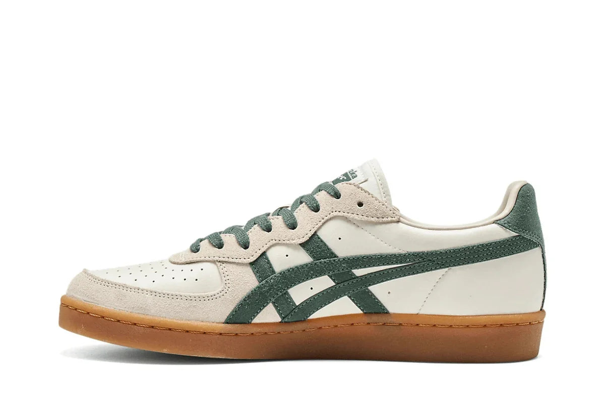 Tênis casual creme com detalhes verdes e sola de borracha, design moderno e elegante