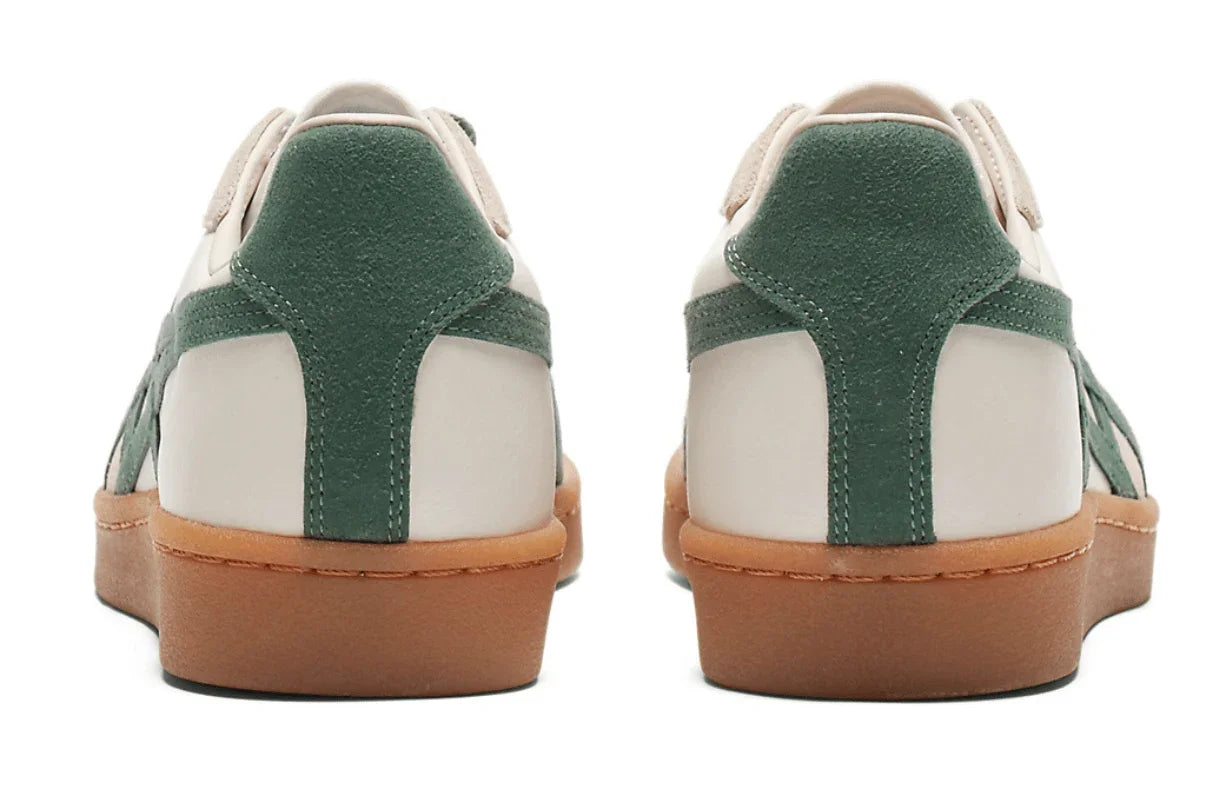 Tênis casual creme com detalhes verdes e solado bege vistos de trás