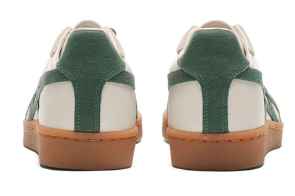 Tênis casual creme com detalhes verdes e solado bege vistos de trás