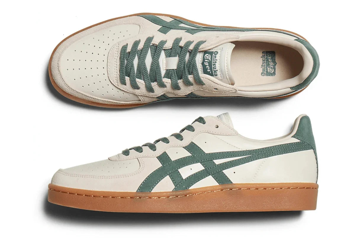 Tênis casual creme com detalhes verde, sola marrom e design retrô, vista lateral e superior.
