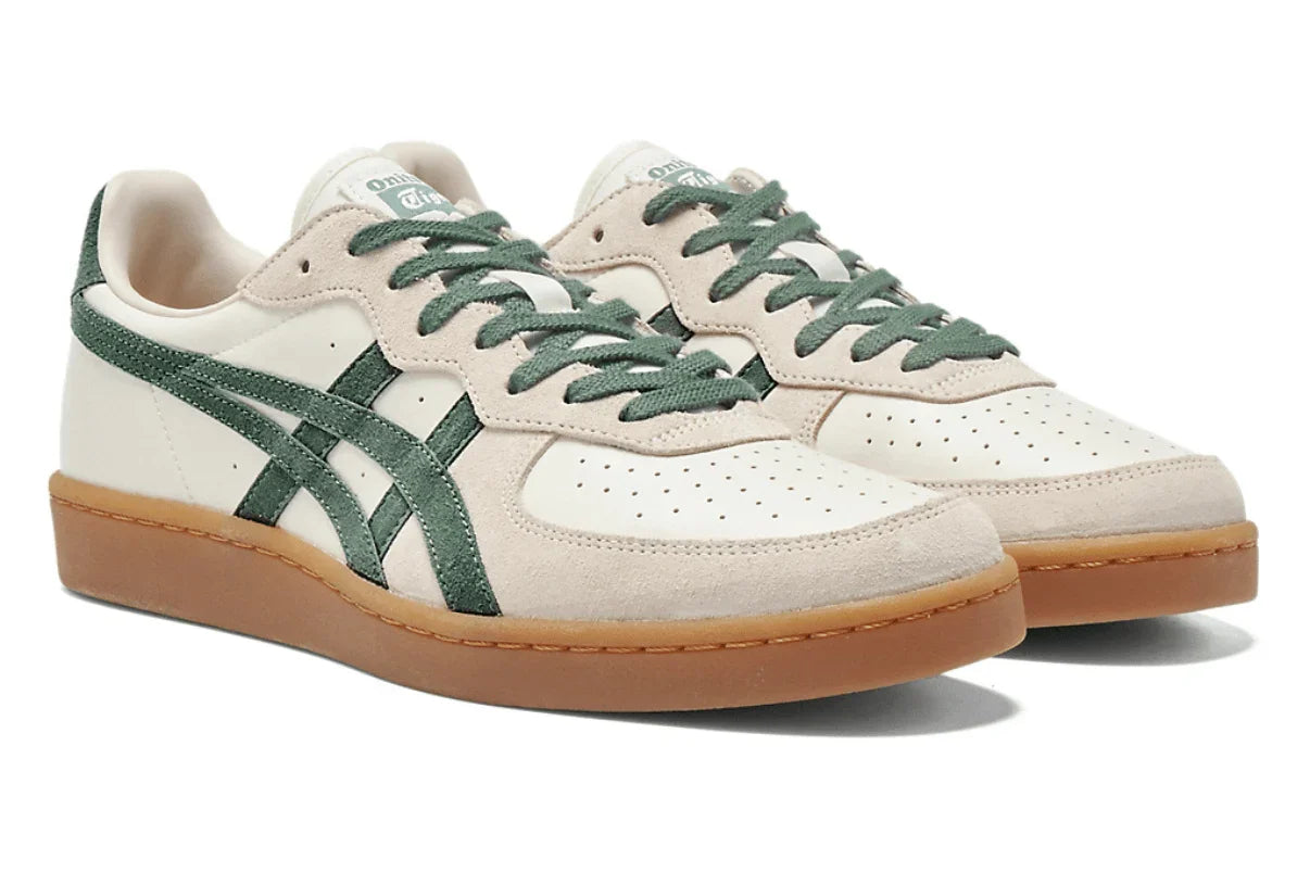 Tênis casual creme e verde com detalhes em camurça e sola marrom, estilo retrô masculino.