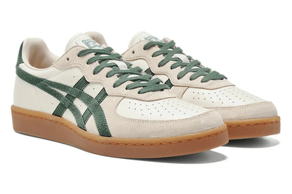 Tênis casual creme e verde com detalhes em camurça e sola marrom, estilo retrô masculino.