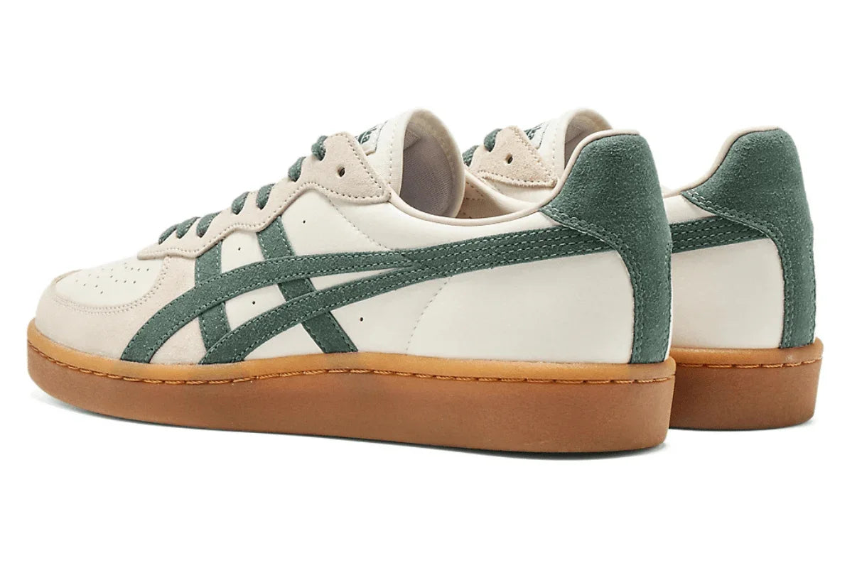 Tênis casual off-white com detalhes verdes, sola de borracha e design moderno.