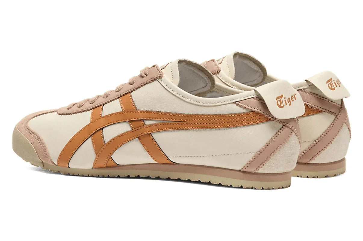 Tênis casual bege com detalhes laranja e logo Tiger no calcanhar, estilo retrô.