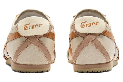Tênis casual bege com detalhes laranja visto de trás, solado baixo, visual retrô.