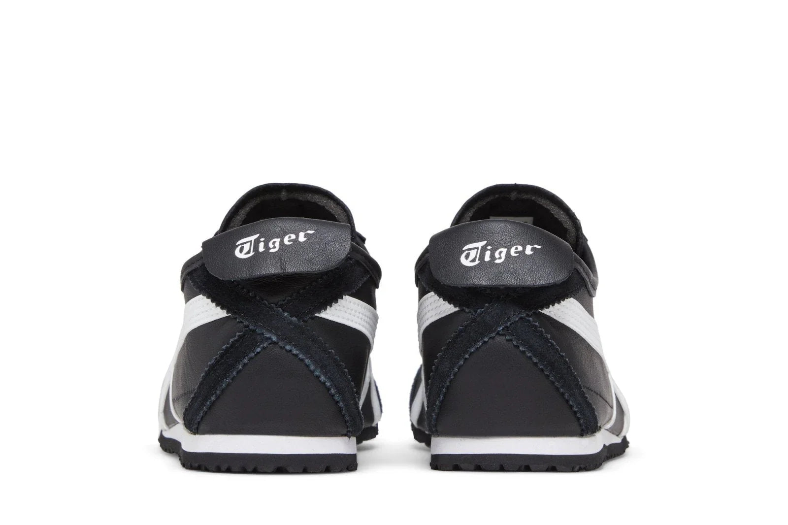 Tênis preto e branco casual, vista traseira, detalhes em couro e sola baixa, escrito Tiger.