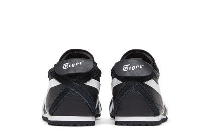 Tênis preto e branco casual, vista traseira, detalhes em couro e sola baixa, escrito Tiger.