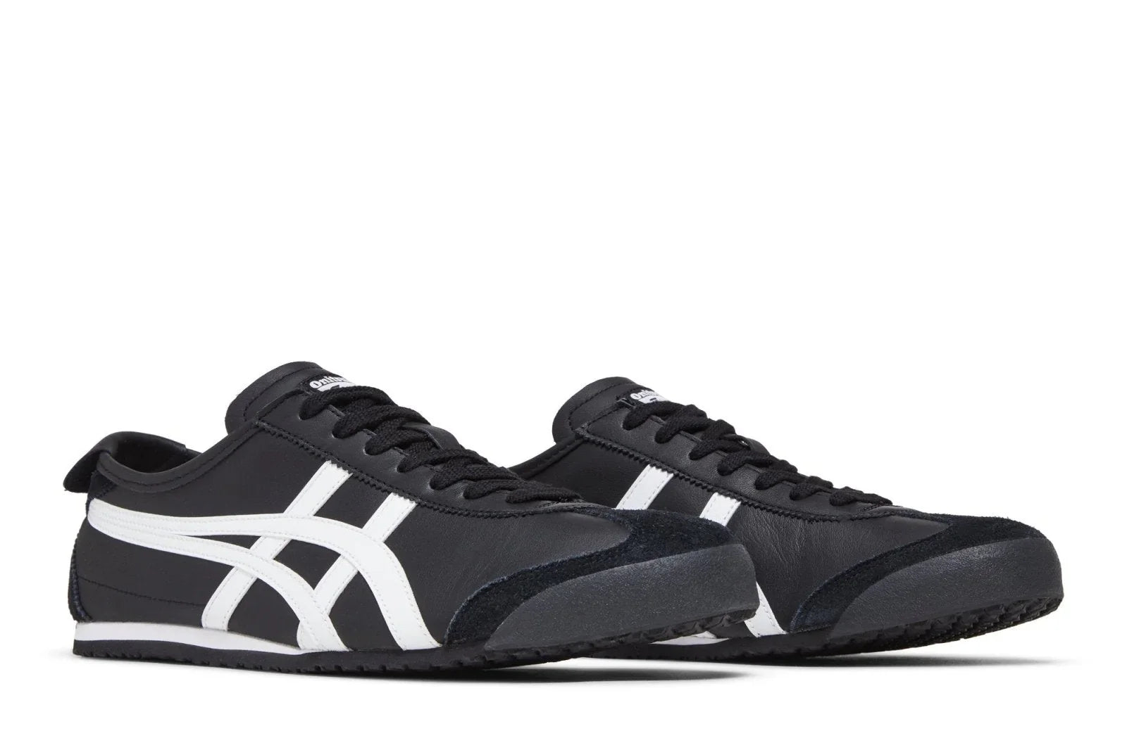 Tênis preto e branco modelo retrô, perfil baixo, com detalhes laterais em branco, design clássico.