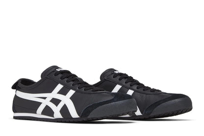 Tênis preto e branco modelo retrô, perfil baixo, com detalhes laterais em branco, design clássico.
