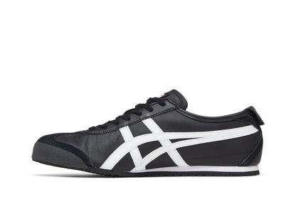 Tênis preto e branco estilo retrô com listras laterais, design clássico, sola baixa.