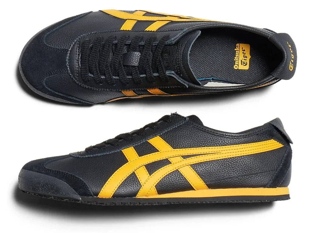 Tênis casual preto com listras amarelas, solado baixo e design retrô no estilo streetwear.