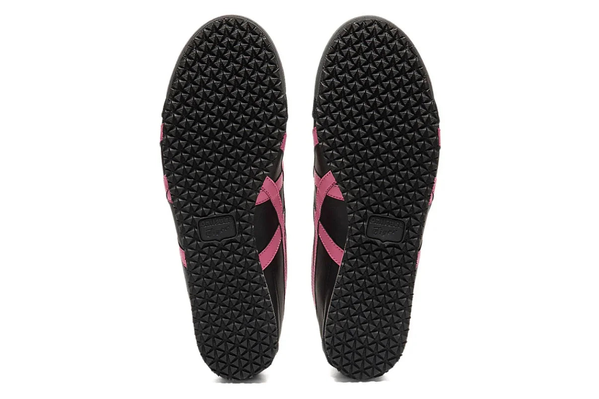 Sola de tênis esportivo preto com detalhes rosa e textura antiderrapante