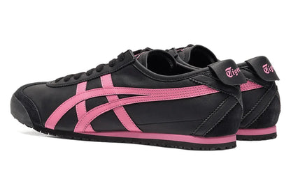 Tênis preto com detalhes rosa, design clássico, solado baixo, estilo casual e esportivo.