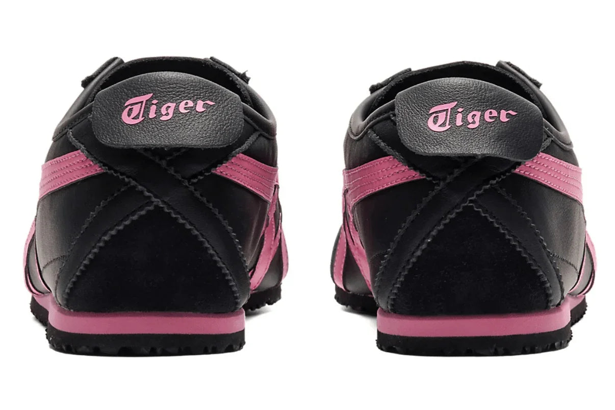 Tênis preto com detalhes rosa, sola baixa, visualização traseira, estilo casual urbano
