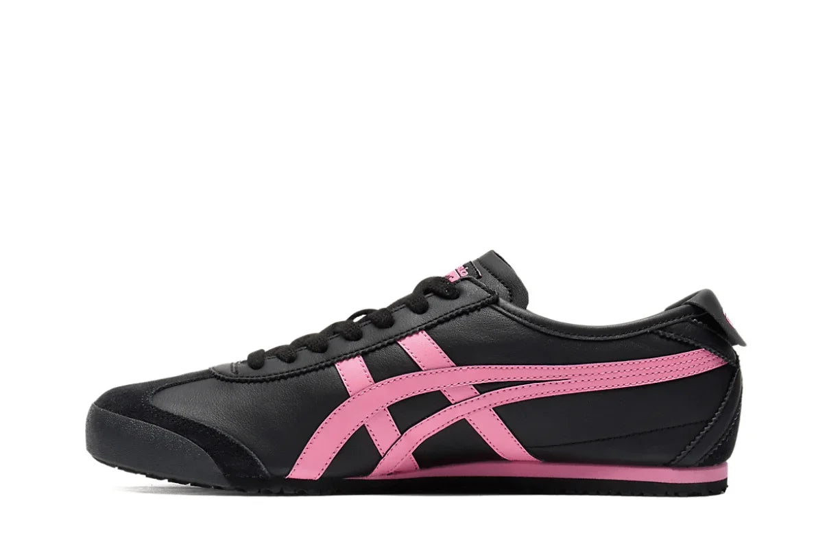 Tênis preto com detalhes em rosa, solado baixo, design retrô, perfil lateral.