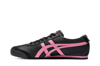 Tênis preto com detalhes em rosa, solado baixo, design retrô, perfil lateral.