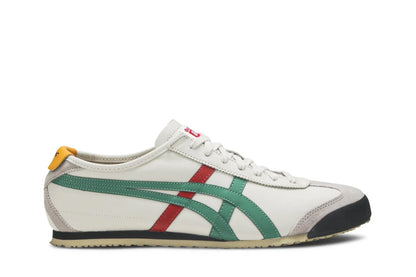 Tênis casual branco com detalhes verdes e vermelhos, sola baixa, estilo retrô, fundo branco.