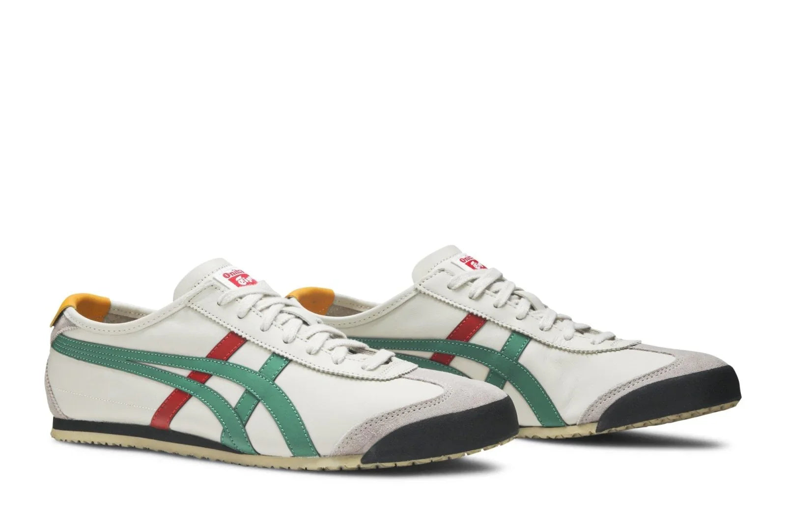 Tênis casual branco com listras verdes e vermelhas, detalhes amarelos no calcanhar.