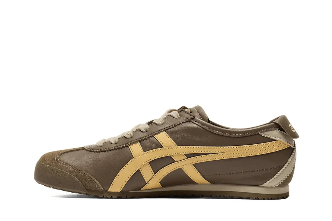 Tênis casual marrom de couro com detalhes bege, design retrô e sola baixa, estilo sneaker masculino.