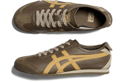 Tênis casual marrom com detalhes amarelos, visual retrô e solado baixo, estilo sneaker masculino.