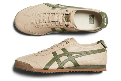 Tênis casual bege com detalhes verdes, sola de borracha e design retrô, visto de lado e cima.