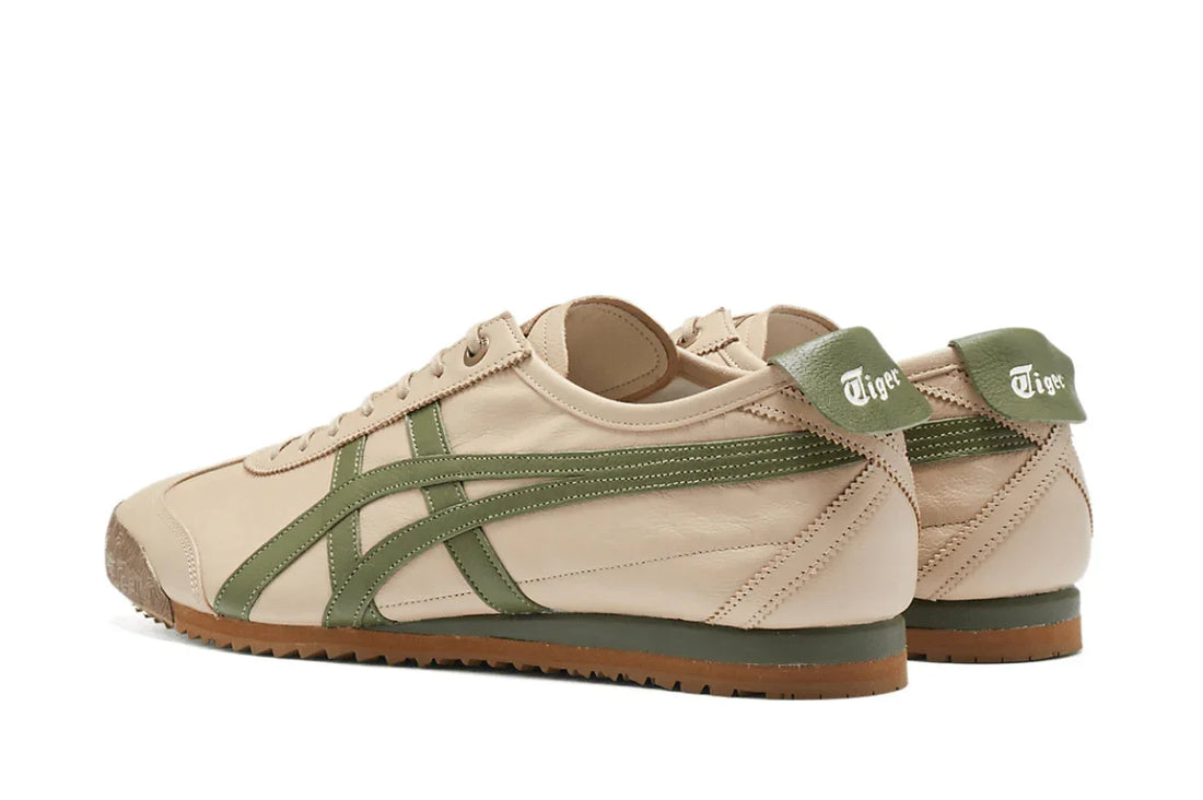 Tênis casual bege com detalhes verdes, sola de borracha, estilo retrô e design esportivo.