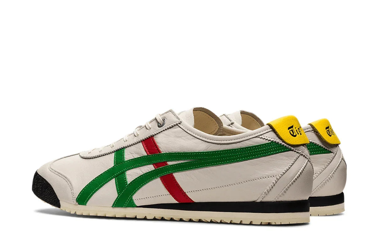 Tênis casual branco com detalhes verdes e vermelhos, solado bege e calcanhar amarelo.