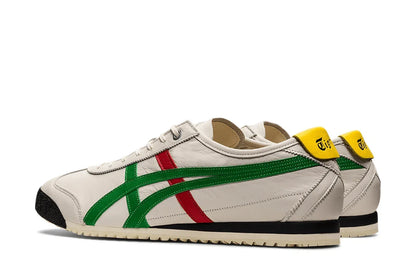 Tênis casual branco com detalhes verdes e vermelhos, solado bege e calcanhar amarelo.