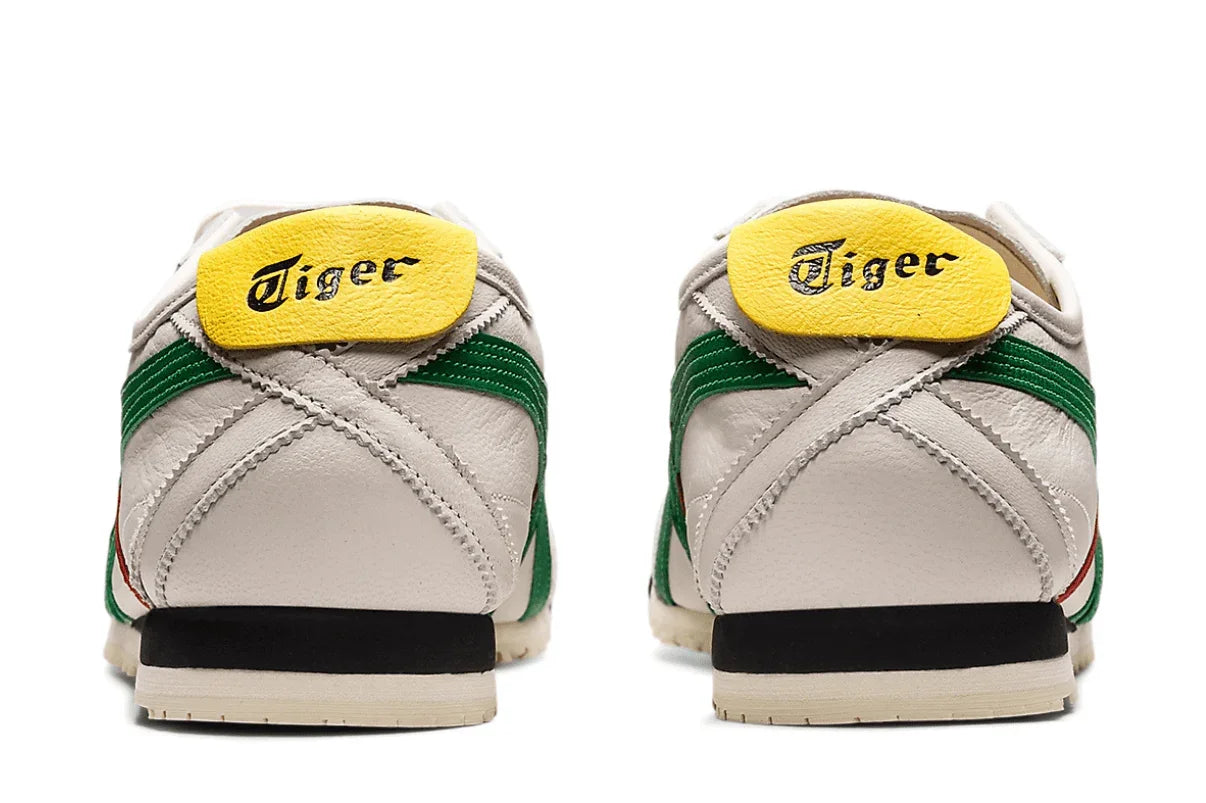 Tênis casual bege com detalhes verdes e amarelos, visto de trás, estampa Tiger no calcanhar