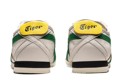 Tênis casual bege com detalhes verdes e amarelos, visto de trás, estampa Tiger no calcanhar