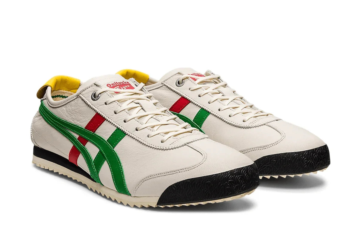 Tênis casual bege com detalhes verde e vermelho, sola preta e logo visível na língua.